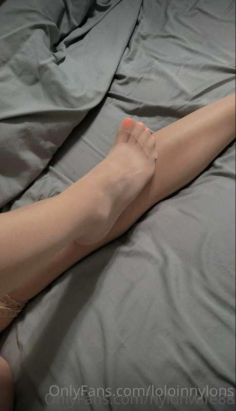 Follow now my favorite 🤩  nylon wife, she has tons of kinky ..
