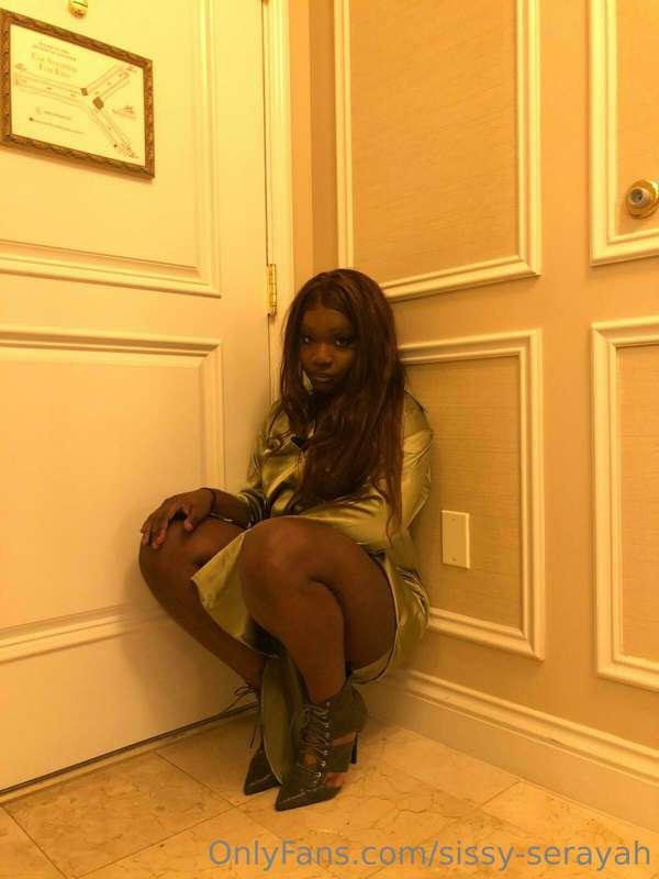 PHOTOSHOOT PICS: Public Crossdressing in Las Vegas Hotel 💯
L..