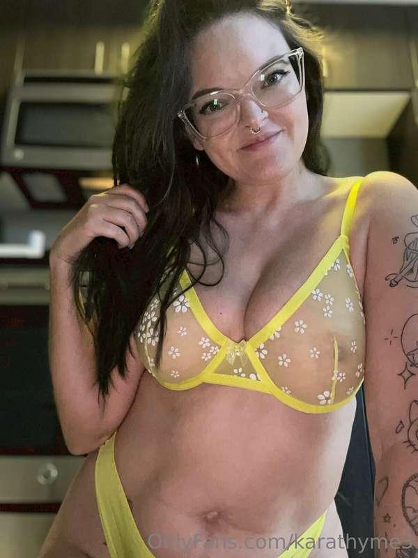Do I look good in my yellow set Daddy? 
Tip me and call me a..