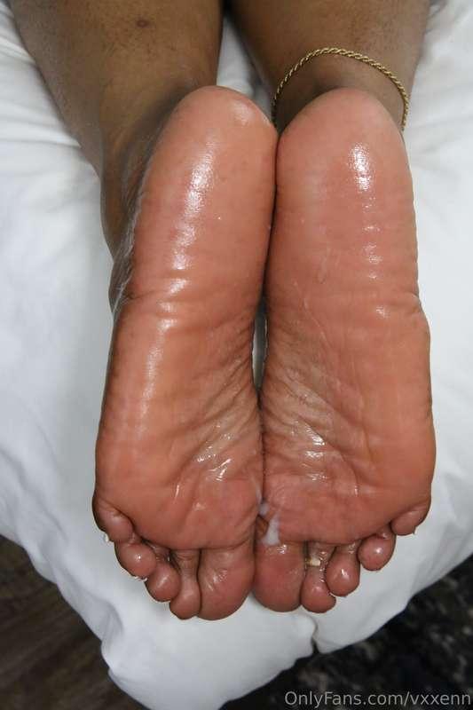 Cum on my oily soles 🤭