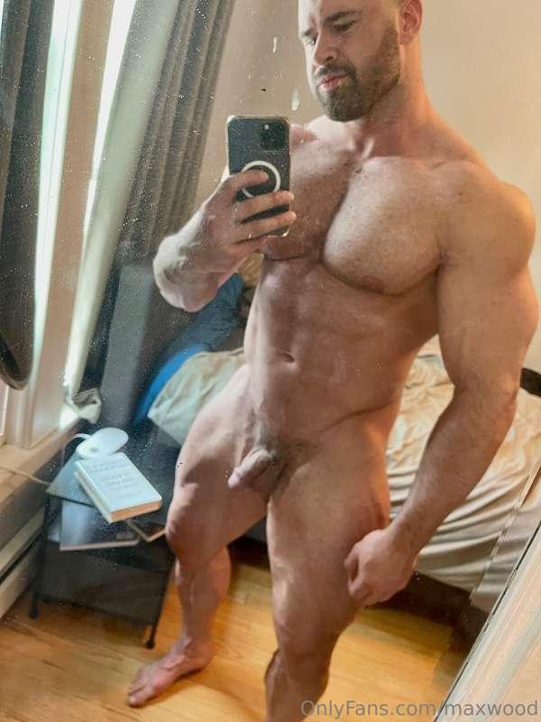 I want you to clean my mirror while I flex in it 😜