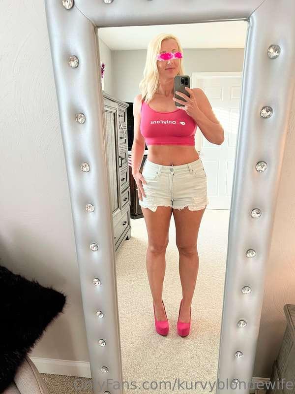 kurvyblondewife image #1