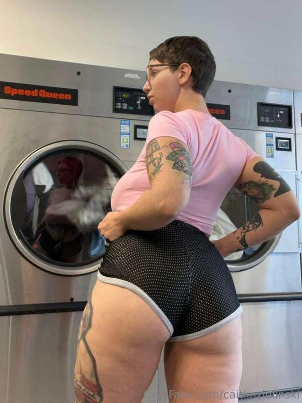 Caitlin & her little pink shirt go to the laundry mat 🧺💘🍉