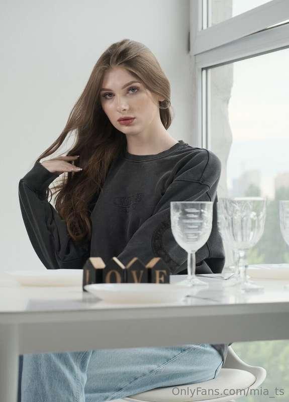 Waiting for a delicious dinner! 🍽️✨🍷 Already anticipating th..