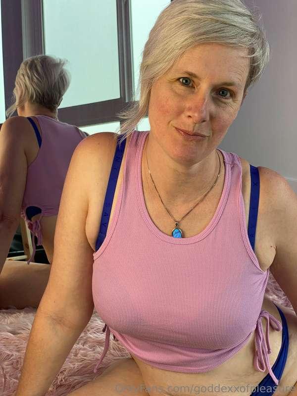 Don't be shy.. Say hi! I promise you it'll feel good even wh..