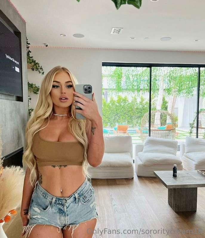 @tittyauna is blowing up on twitter for her crazy ORGY TAPE🍆..