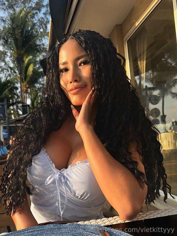 Feeling sunkissed at dinner💛🙈
