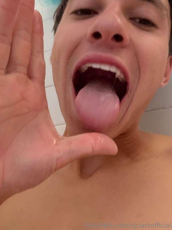 The cum is all over my hands😭