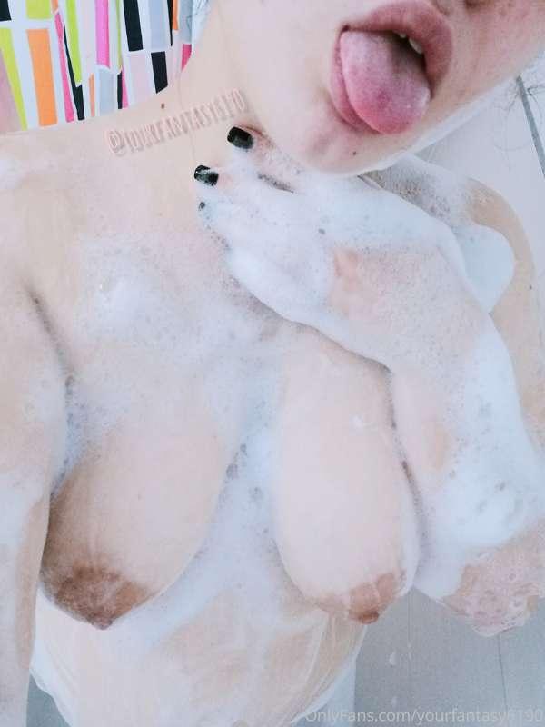 Bubbles all over my body 💦🛀🏻