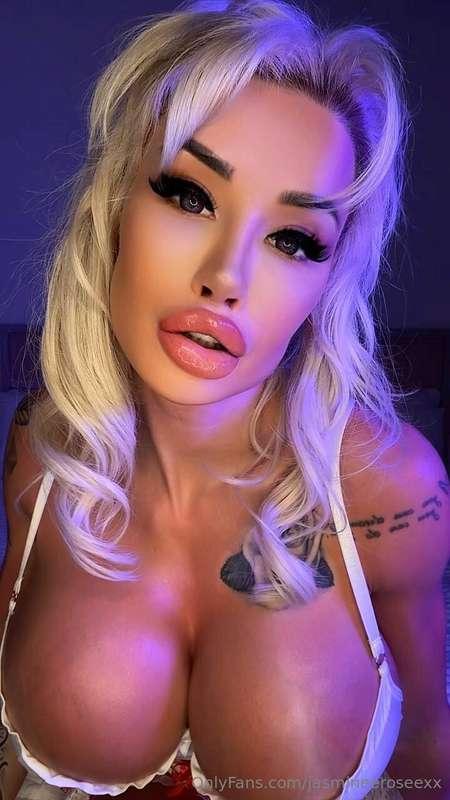 💖 Ready to get dirty this Valentine’s? 🍑 Her juicy tits and ..