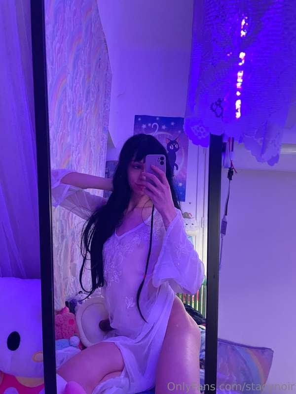 feeling myself and striking those sexy poses just for you.. ..