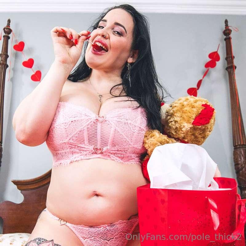 Happy Valentine’s Day! Tip $20 for the video and 32 pics 💋