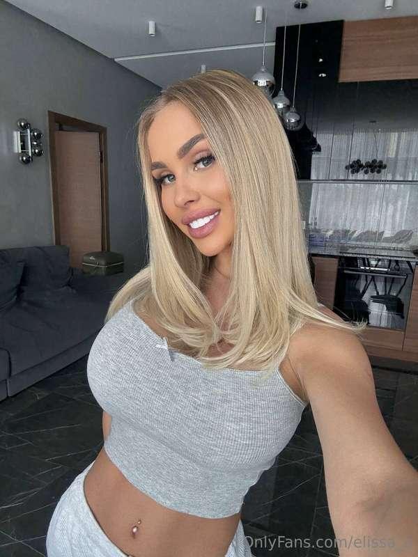 How do you like my new haircut?🤍💇‍♀️