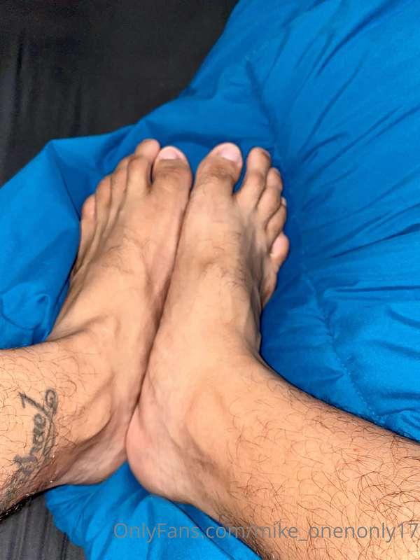 Who loves feet? #FeetLovers suck my toes, bottom of my soles..