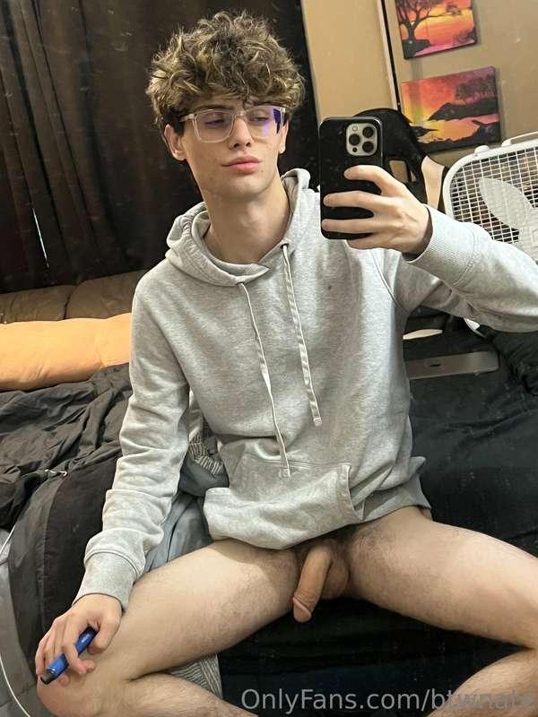 Daddy I want your cum all over my naked body message me righ..
