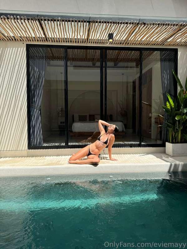 Camera girl: “just act natural”