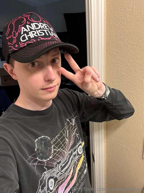 I’m not much of a hat person, so I’ve never worn this hat. I..