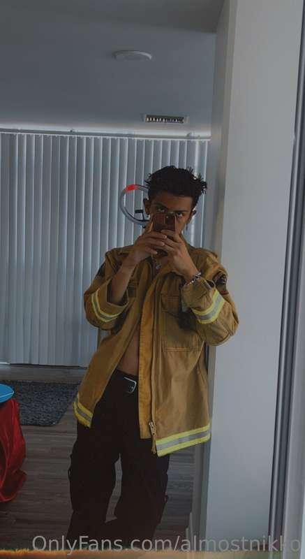 anyone wanna see a firefighter stroking his hose? 🥵🔞 nsfw