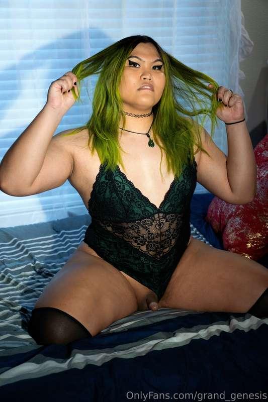 I have such gorgeous green hair!! Perfect for being pulled ;..