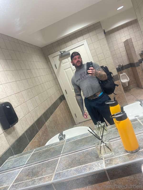 🚢 mall bathrooms