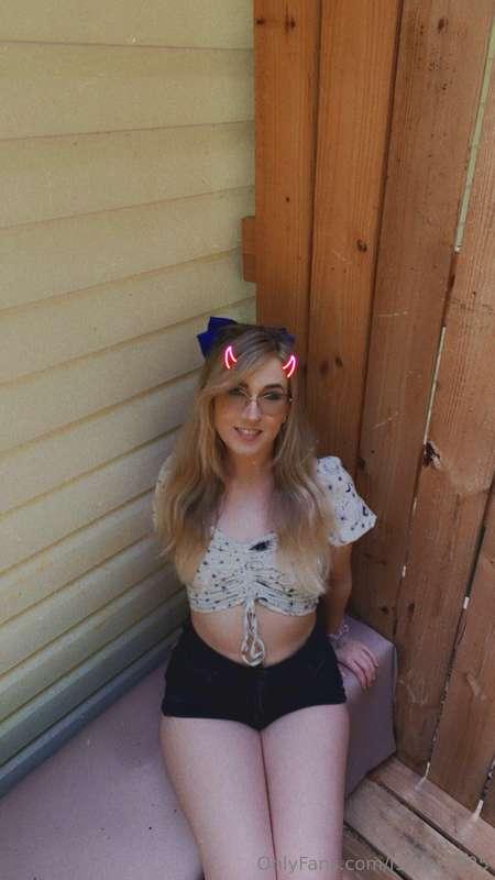 Look a privacy wall 😏 let’s make the most of it? 😈