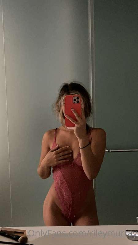 dm me if you want naughty mirror pics 📨