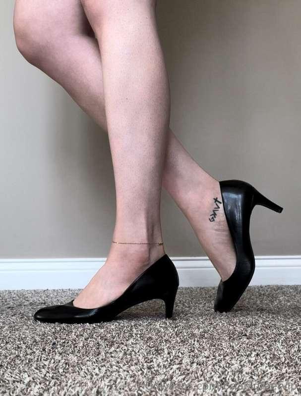 A 6-picture album showing off my long, muscular legs in my s..