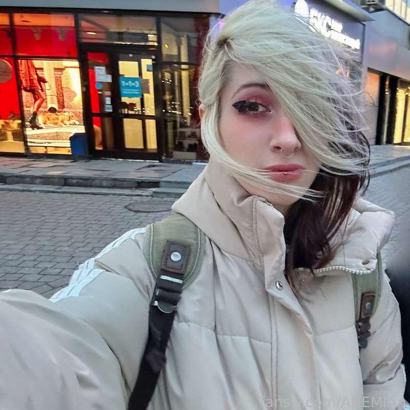 Haha, funny photo taken yesterday!

Can you assess the scale of how beautiful the weather was haha?

People are just blown away by the wind on the street

Well, I'm enjoying the fact that I can finally walk with a new gorgeous hairstyle 😎😂

#fyp #life #girlnextdoor #teen #18 #emo #alt 