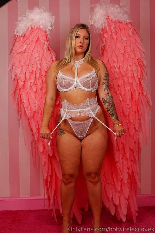 I'm the slutty hotwife angel you have dreams about in your s..