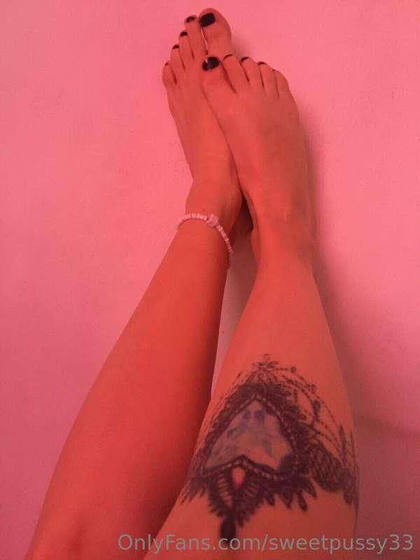 I have beautiful feet 🦶 🦶 right? you don't want to lick them..