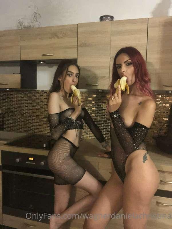 Suntem pregătite pentru a te suge cât mai adânc 🍌 @babydeea2..
