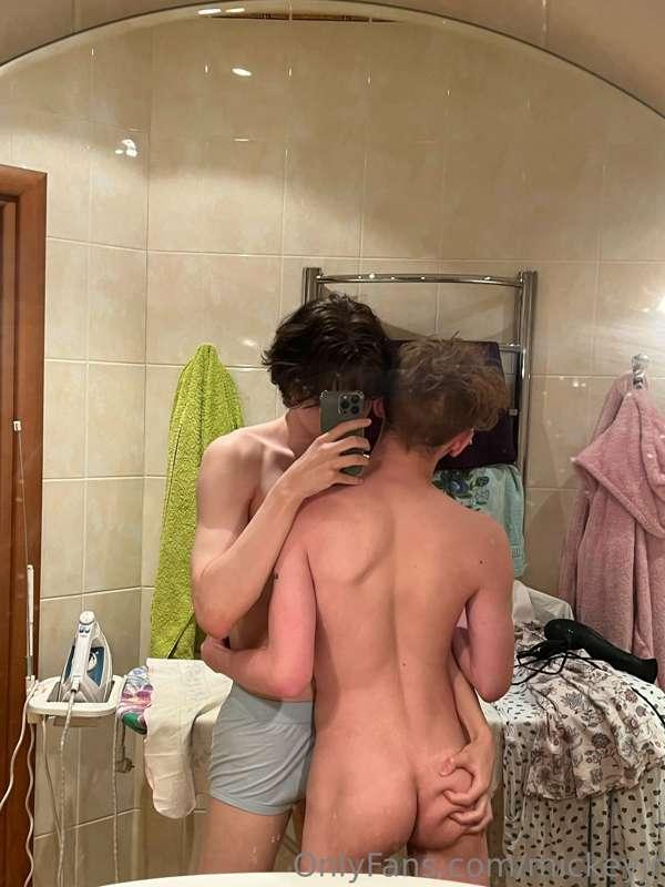 love when he is touching me this way 😏