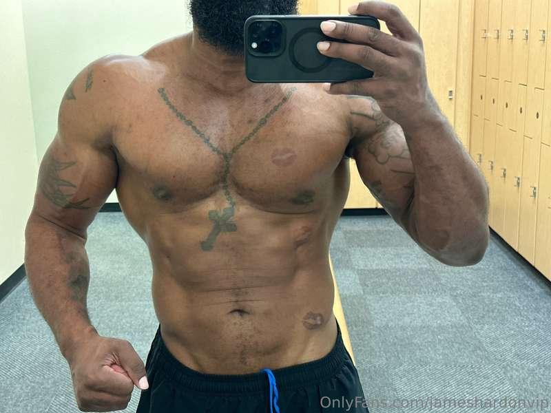 💪🏾Crush your goals with an epic #ChestDay workout! Unleash y..