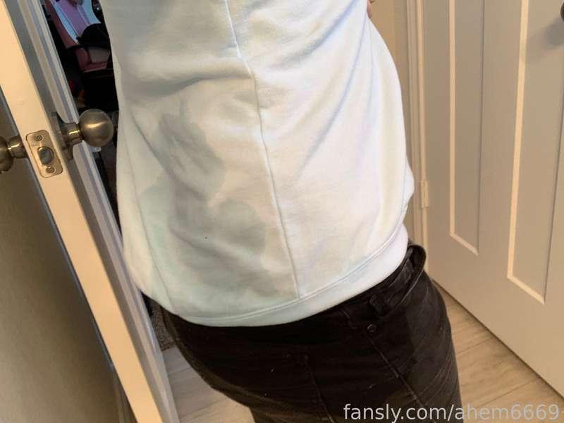 Oh no, oh no! I leaked! I leaked biiiig time! I hope my roommate didn’t see 😰
#wetting #diaper #pee #urine
