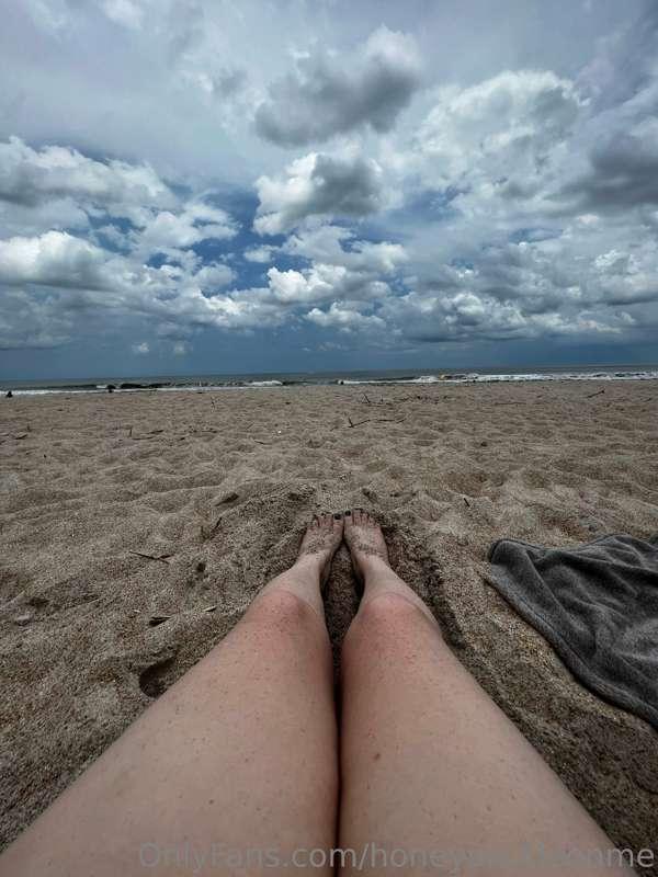 Sexy beach toes and legs 💕☀️