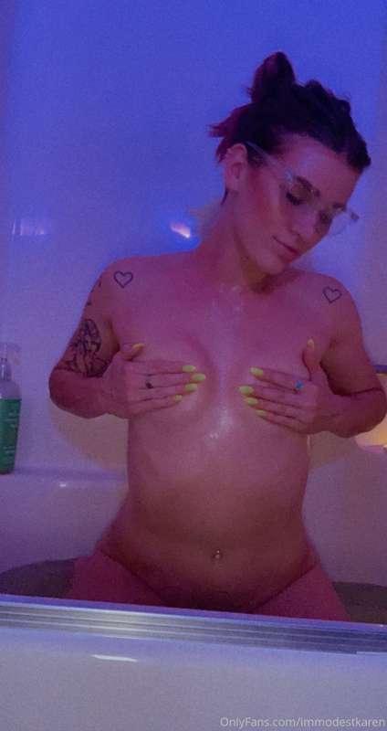 Cum take a bath with me🖤