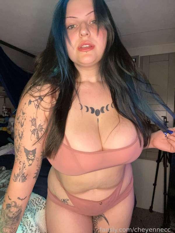 New video coming tomorrow 🫶🏼

#tattoos #alt #bigboobs