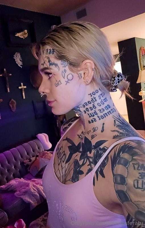 Lost in a daydream... guess what's on my mind? 🖤🖤