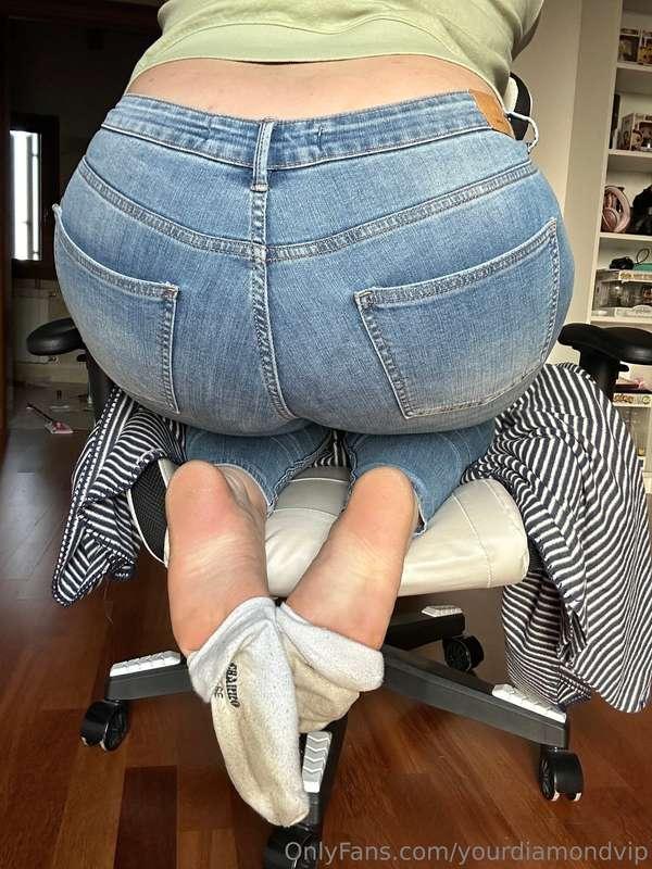 What's better than the ass-feet combo🍑👣 to start the weekend..
