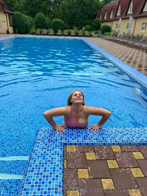 I can't wait for summer! ☀️ I want long sunny days, swimming..