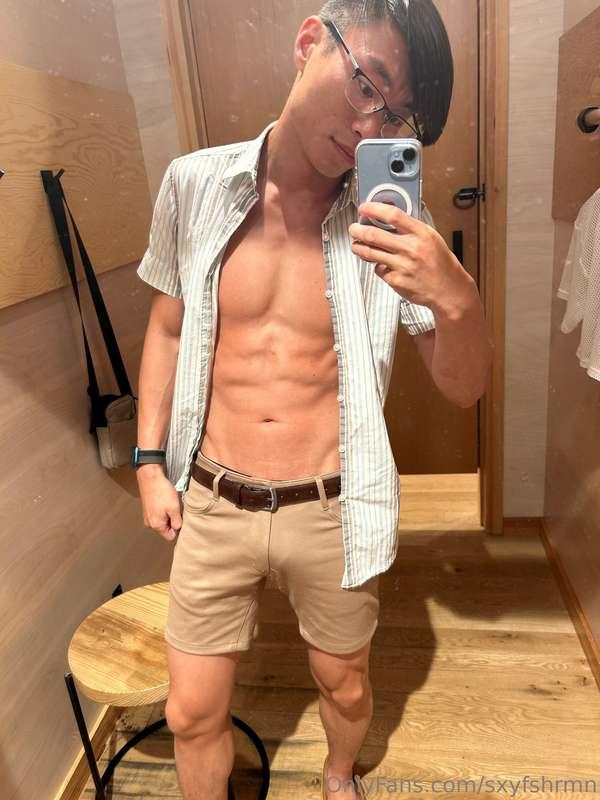 Went out to do some shopping and tried on this crop top. Lik..