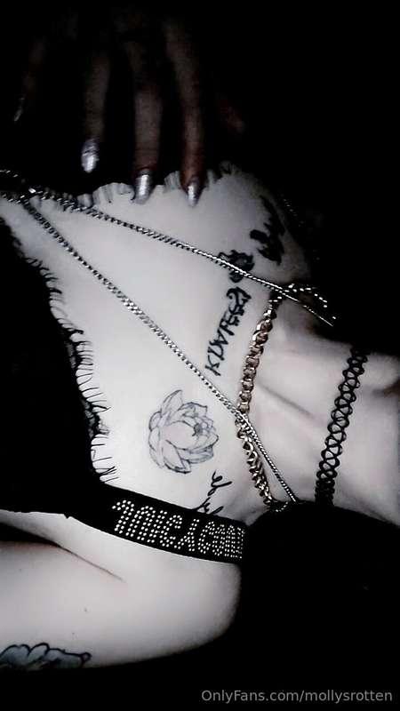 Selling a mega file with 24 pic sets of 30-100 pics in each ..