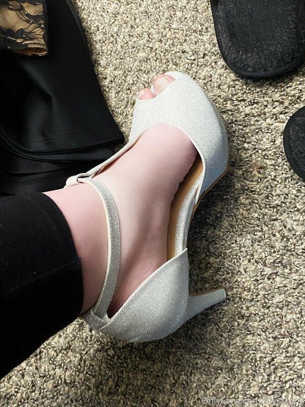 IMPORTANT QUESTION! what color should I paint my toes? ?