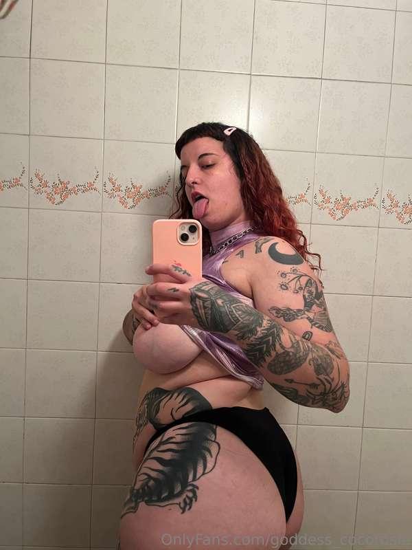 I love to be slutty in random bathrooms…and u love to watch ..