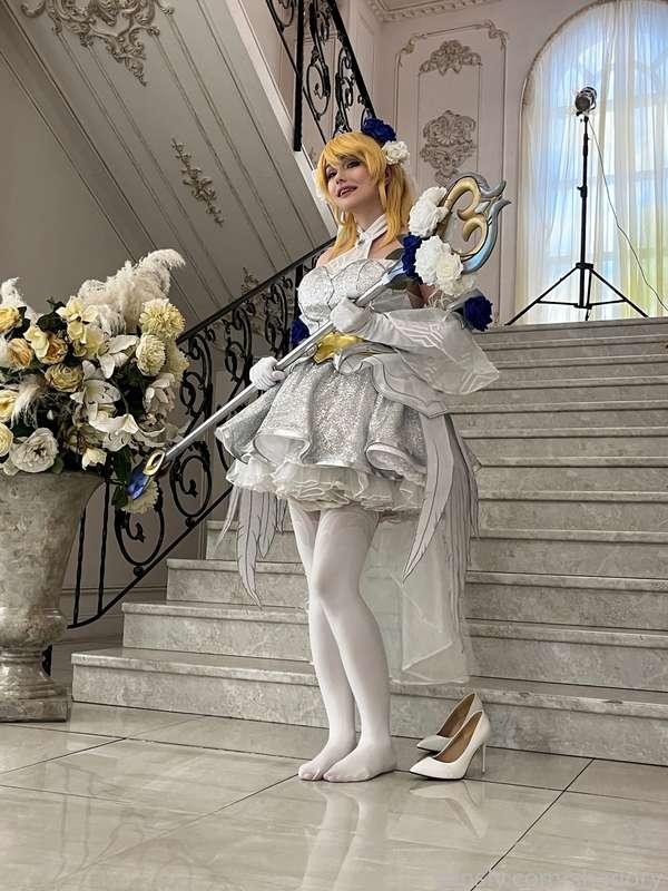 You didn't ask, but I brought it! 😏 Some behind-the-scenes footage from filming. Usually you, as viewers, see the finished picture, and I think it will be interesting for you to see how it looks from the outside! 🤫
For example, already at the photo shoot I realized that I had made a mistake with the shoe size (hello, Aliexpress), and ordered 38, somewhere around 37. You can stand, of course, but it hurts your fingers very much 😥 That’s why when the photographer took the “portrait” angle or in a dress , I slipped out of my shoes and enjoyed the freedom, hahaha. The rest of the time - at full height, videos and other mobile backstages I climbed back into them. To say that my fingers hurt would be an understatement. But I'm glad that the result is very clear and sunny (just like the character I cosplayed! 😏💖)
Well, you were probably interested in looking at this little detail of the process. Would you be interested in learning more about things like this? 📝 Write in the comments! 

#fyp #cosplay 