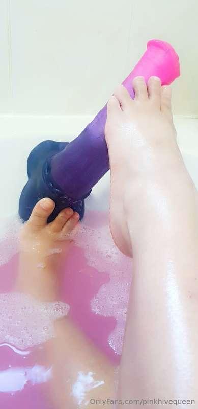 More footsy tootsie footwork ~ 🍆💦
