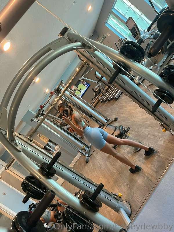 Sweaty booty and soles  👣💦

Bet you wanna lick the sweat off..