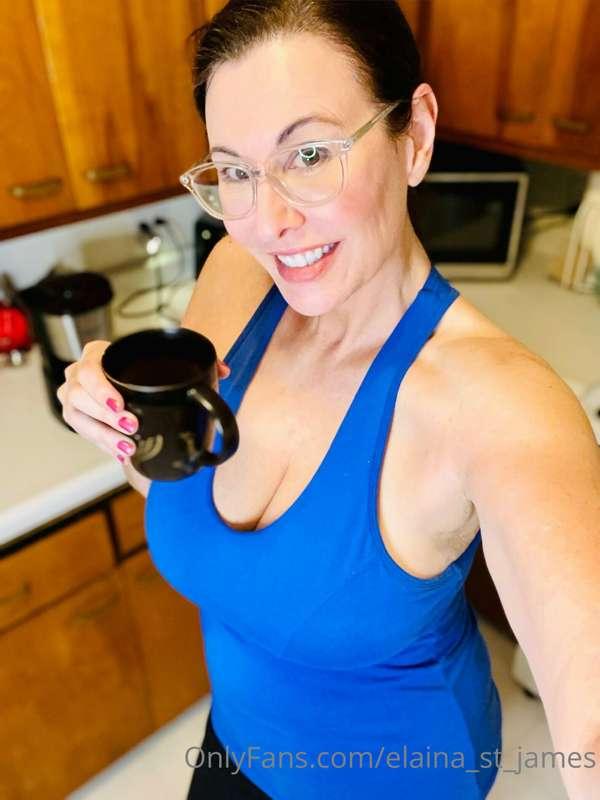 Swipe once 👉 to see me flash my big titties for you 💜