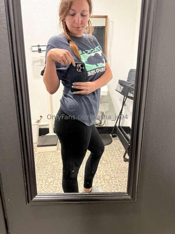 Leg day 🥵 🦵 On a side note…🚨Mama is going LIVE tomorrow at 8..