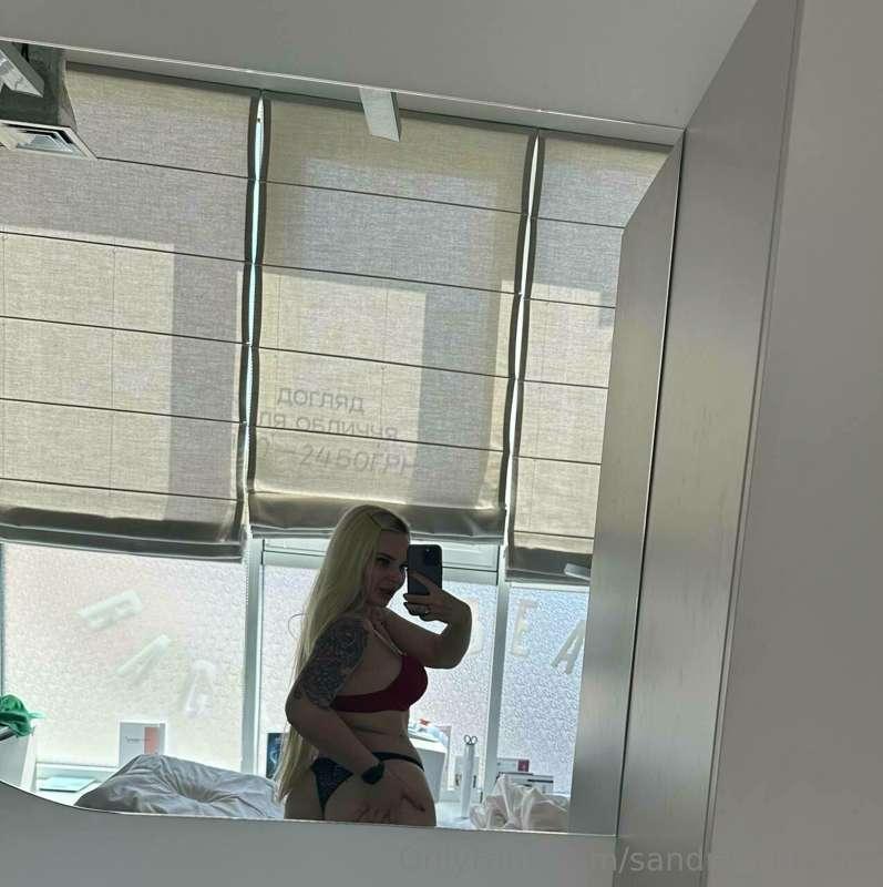 How do you like my morning outfit?🥰 Or is it better to sleep..